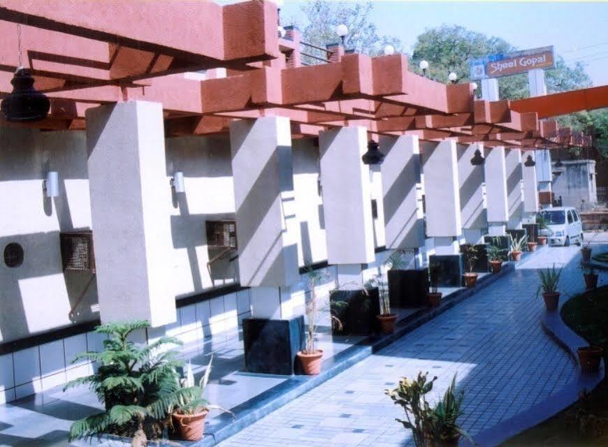 Sheel Gopal Vision Hotel Mathura Buitenkant foto