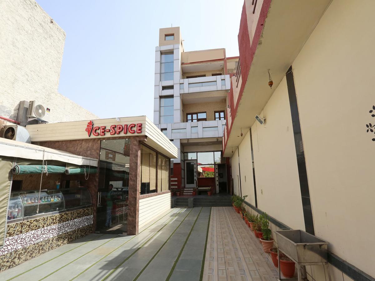 Sheel Gopal Vision Hotel Mathura Buitenkant foto